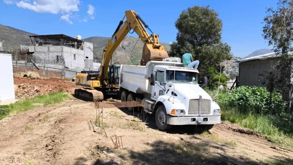 Excavadora trabajando en una obra de construcción en Tijuana