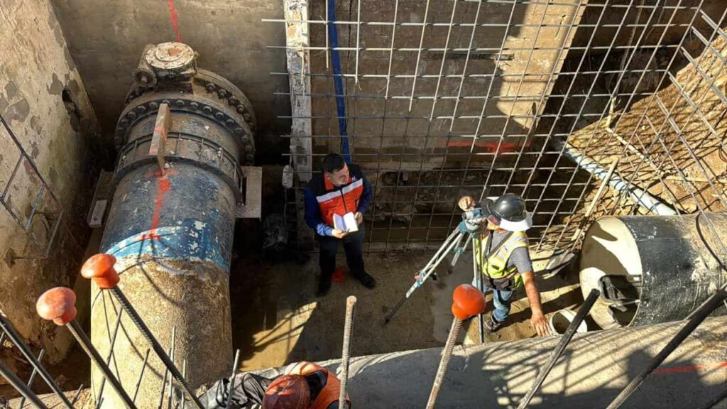 Trabajadores inspeccionados las instalaciones hidráulicas en Tijuana