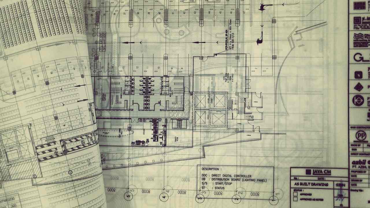 Plano técnico detallado de un proyecto de construcción, mostrando áreas y especificaciones.