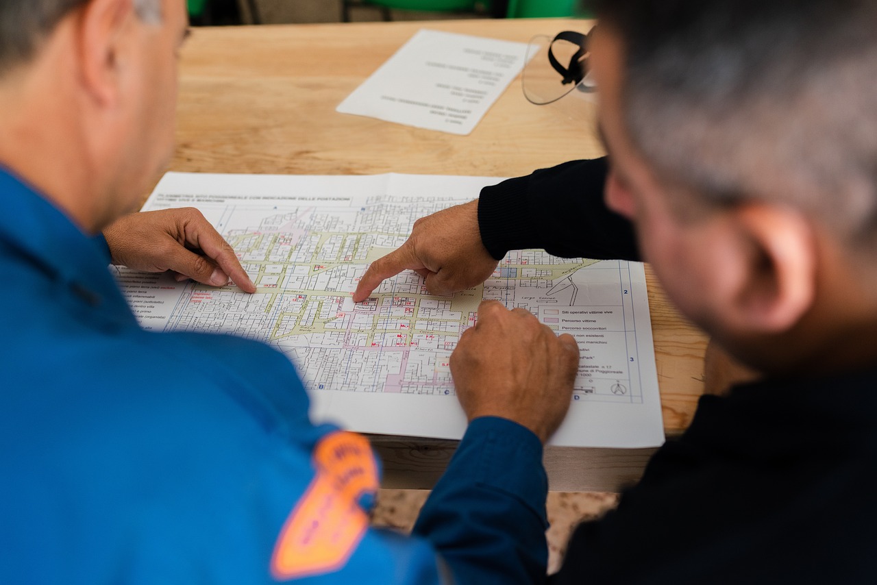 Ingenieros revisando un plano detallado de un proyecto de construcción