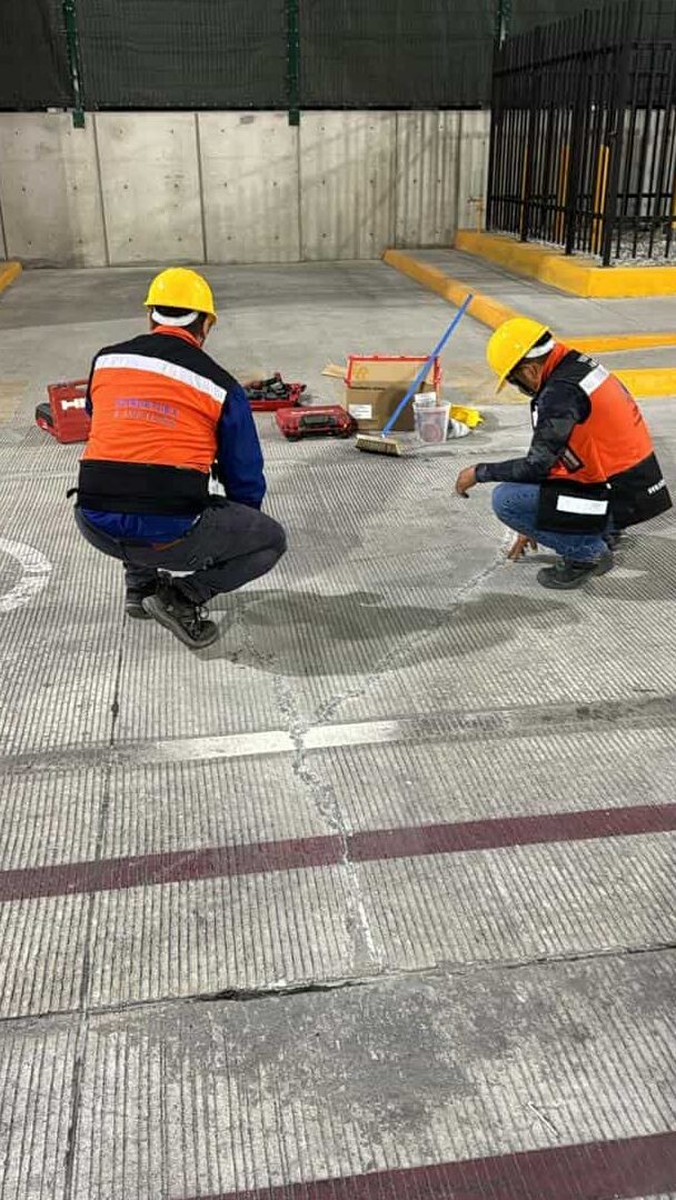 Consultores de ingeniería trabajando en futuras instalaciones industriales