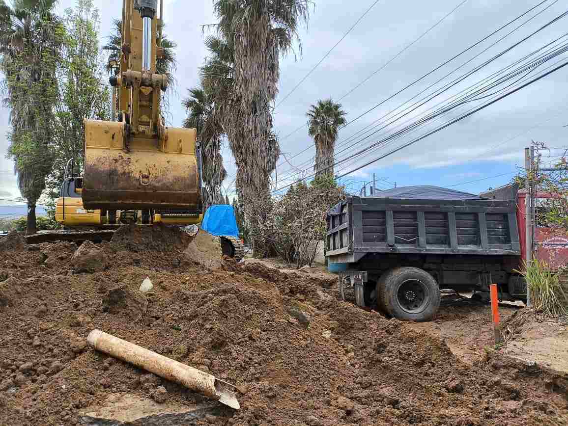 Maquinaria pesada en obra gestionada por Estruktura y Asociados, para la construcción de edificios