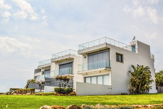 Residencias modernas en un proyecto habitacional con jardines y diseño contemporáneo