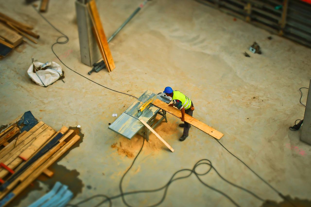 Trabajador en obra realizando cortes de madera para la construcción y remodelación