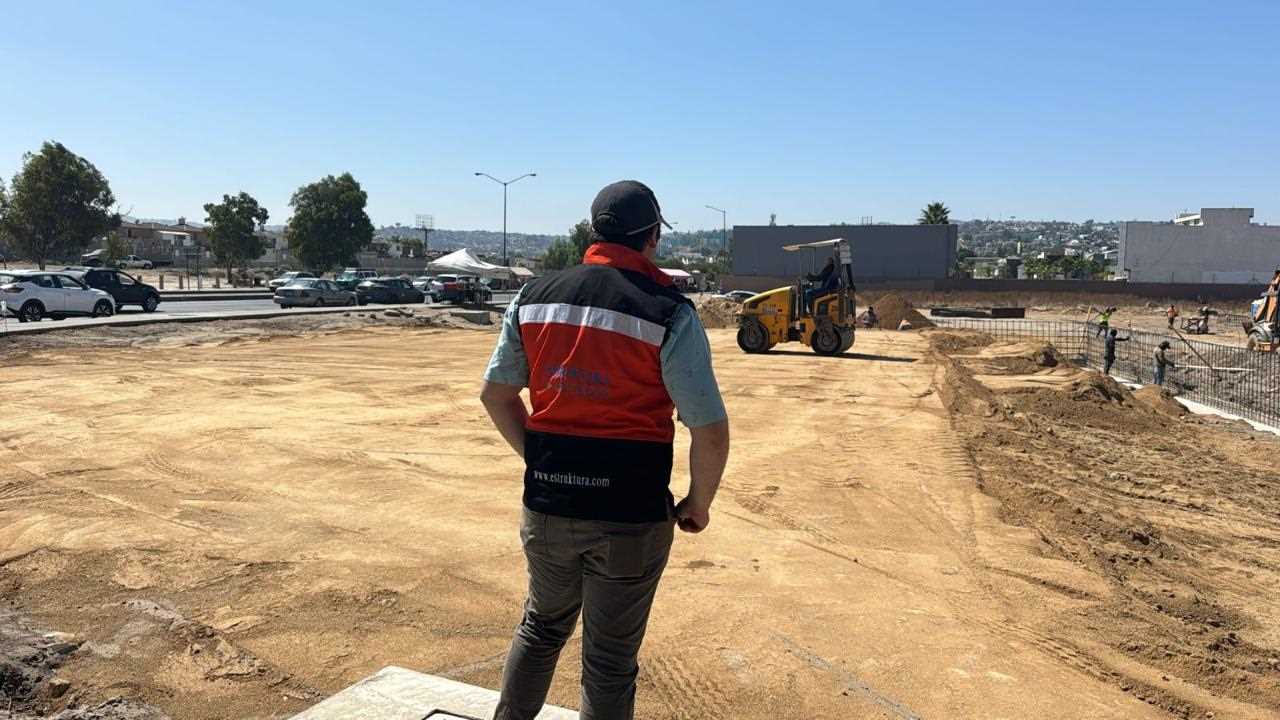 Inspección de obra en terreno por expertos en construcción y movimiento de tierras